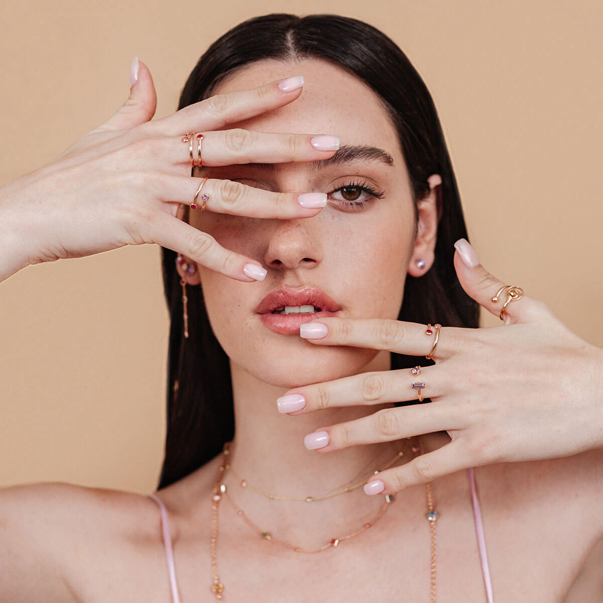 שילוב של כמה תכשיטים ללוקבוק