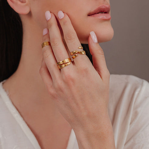 טבעת עלה עם שילוב טבעות נוספות