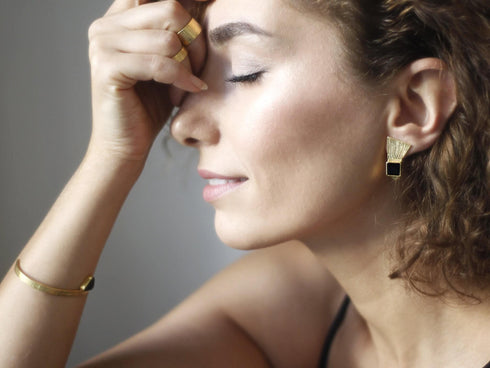 עגילי אוניקס מרובע