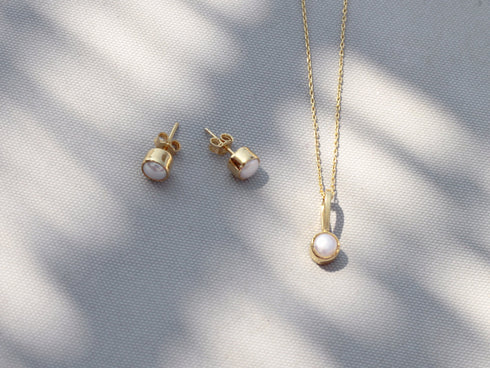 שרשרת פניה ועגילים משובצים פנינה